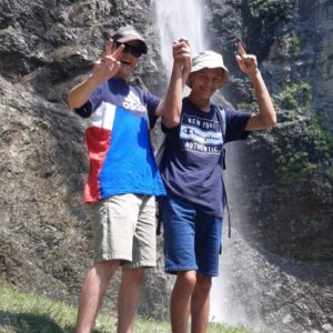 Baignade dans une cascade